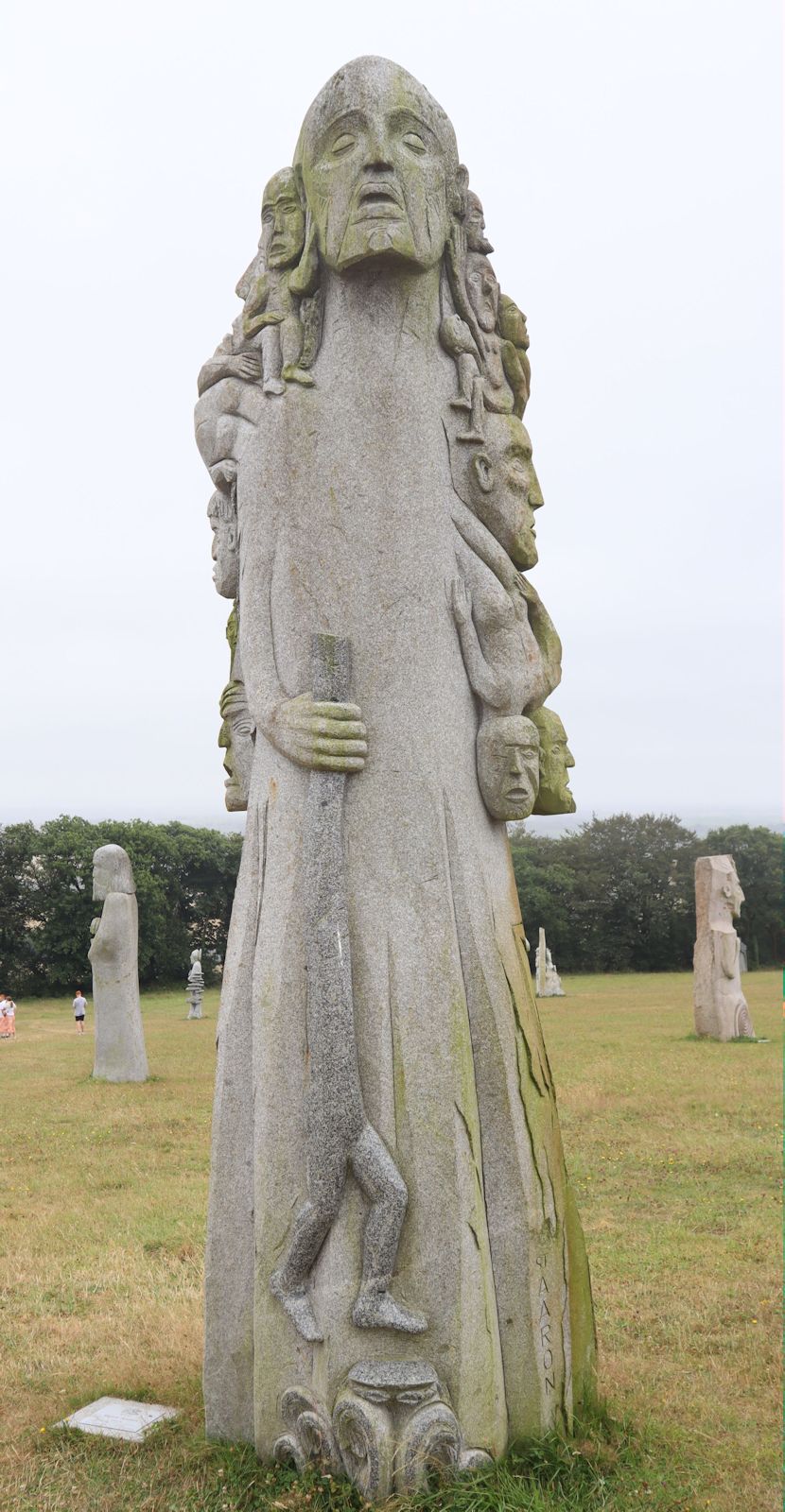 Olivier Lévêque: Statue, 2019, im &bdquo;Vallée des Saints&rdquo; nahe Carnoët bei Saint-Brieuc