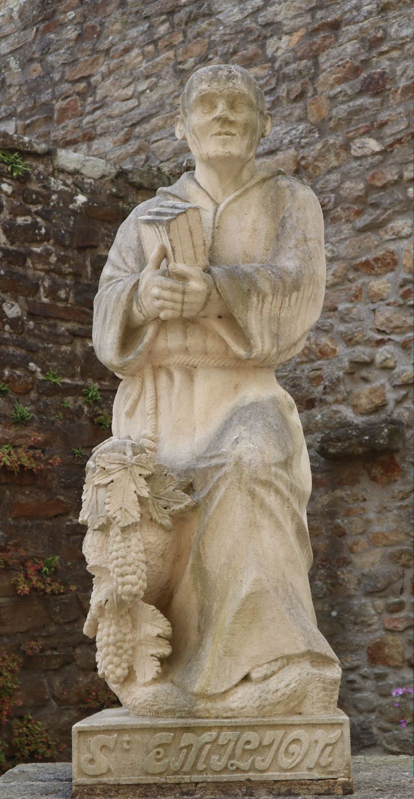 Statue, 1990, in Vannes