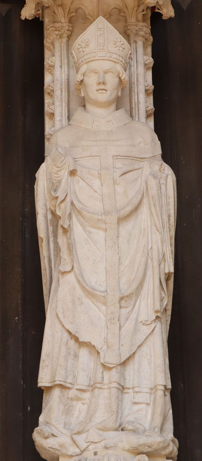 Statue an der Aldowin geweihten  irche Saint-Ouen in Rouen