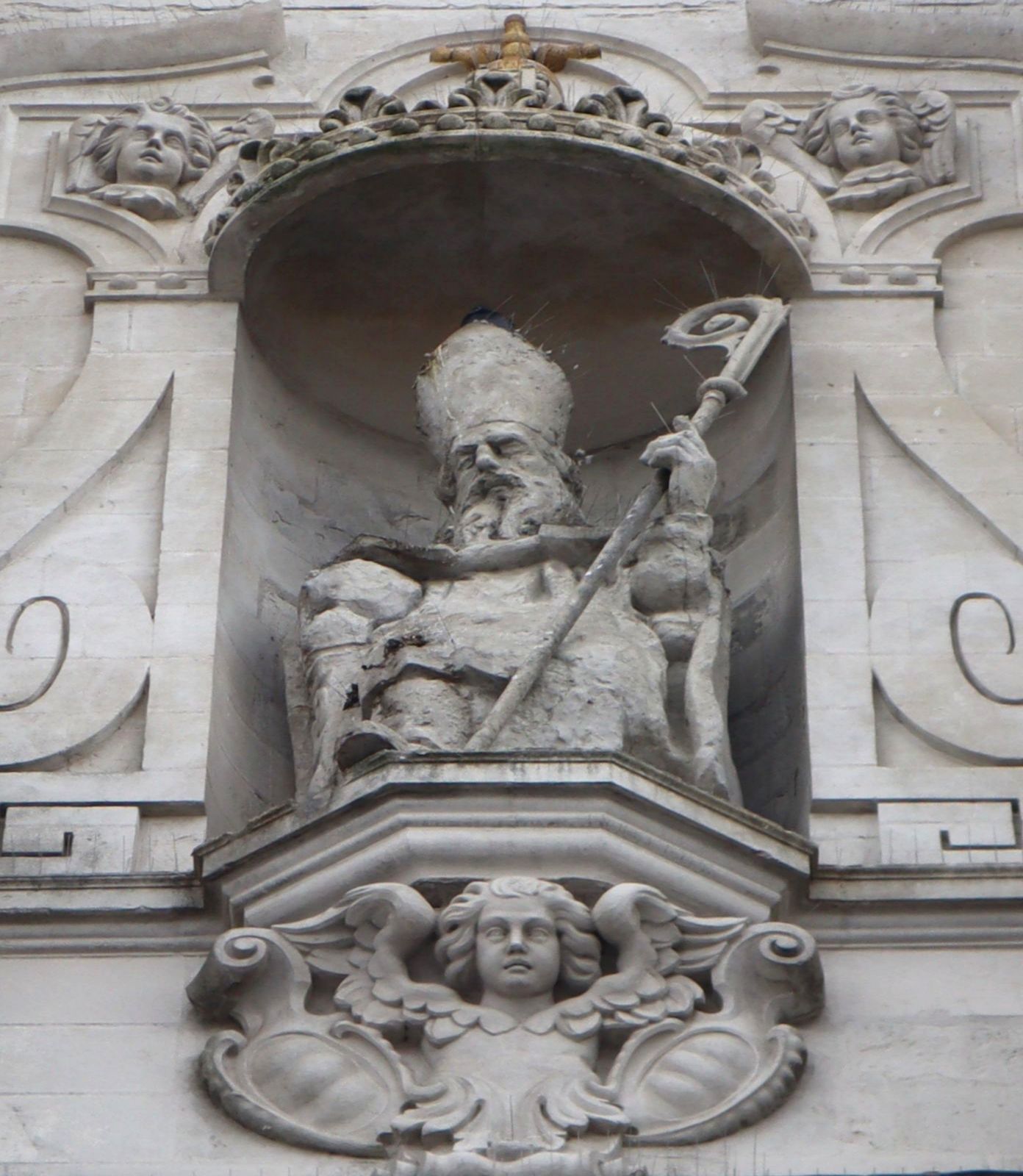 Statue am erhaltenen Turm der Kirche des ehemaligen Klosters in Saint-Amand-les-Eaux