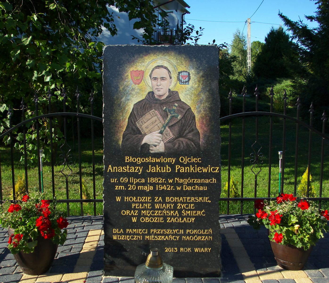 Gedenktafel vor Anastasius Pankiewicz' Gebutshaus in Nagórzany