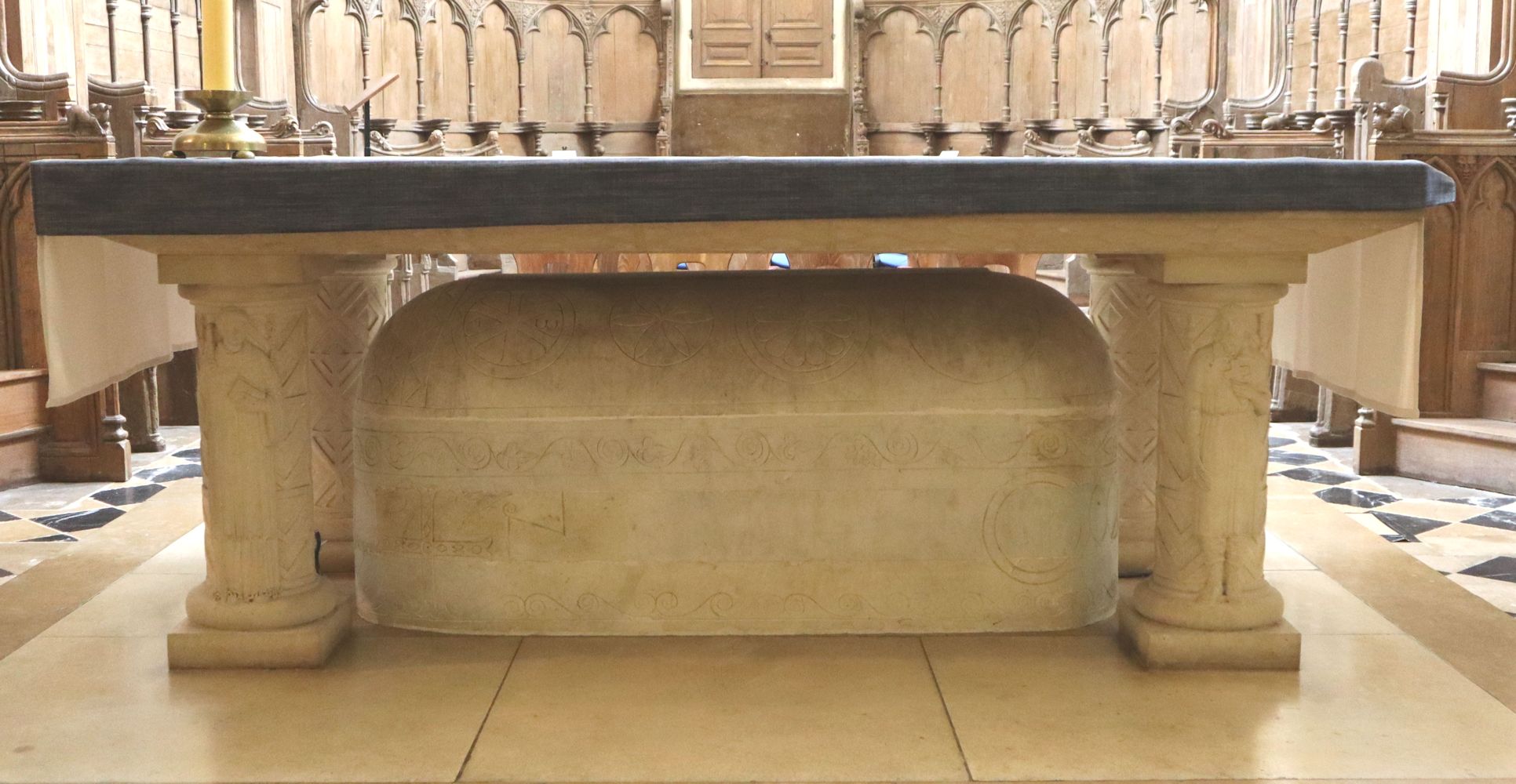 Andochius' Sarkophag unter dem Volksaltar in der ihm geweihten Basilika Saint-Andoche in Saulieu