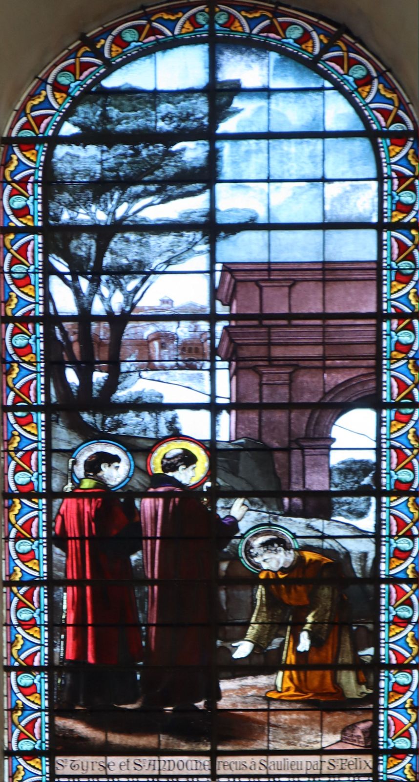 Glasfenster in der Basilika Saint-Andoche in Saulieu