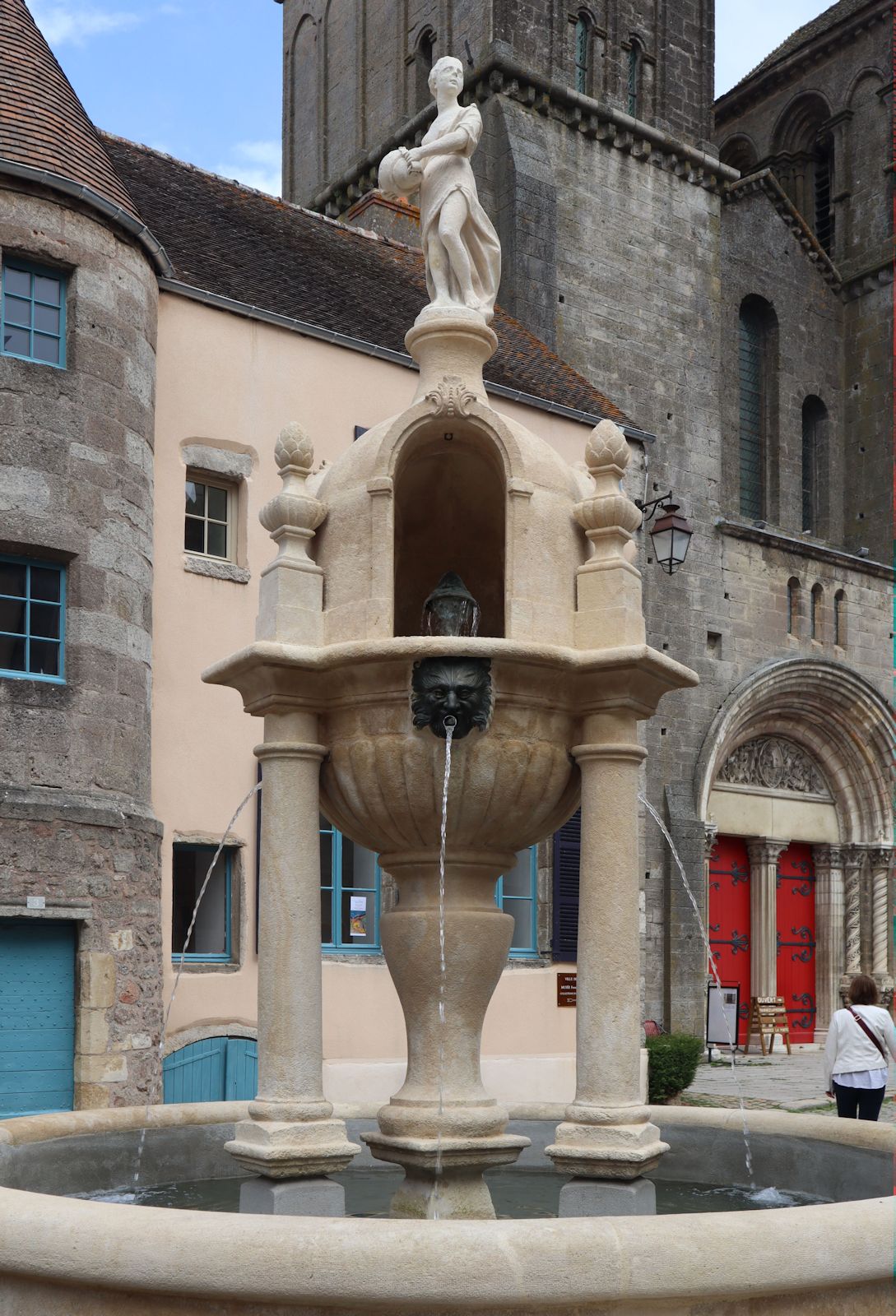 Jean-Baptiste Charistie: Brunnen mit Andochius-Statue, 1752, vor der Basilika Saint-Andoche in Saulieu