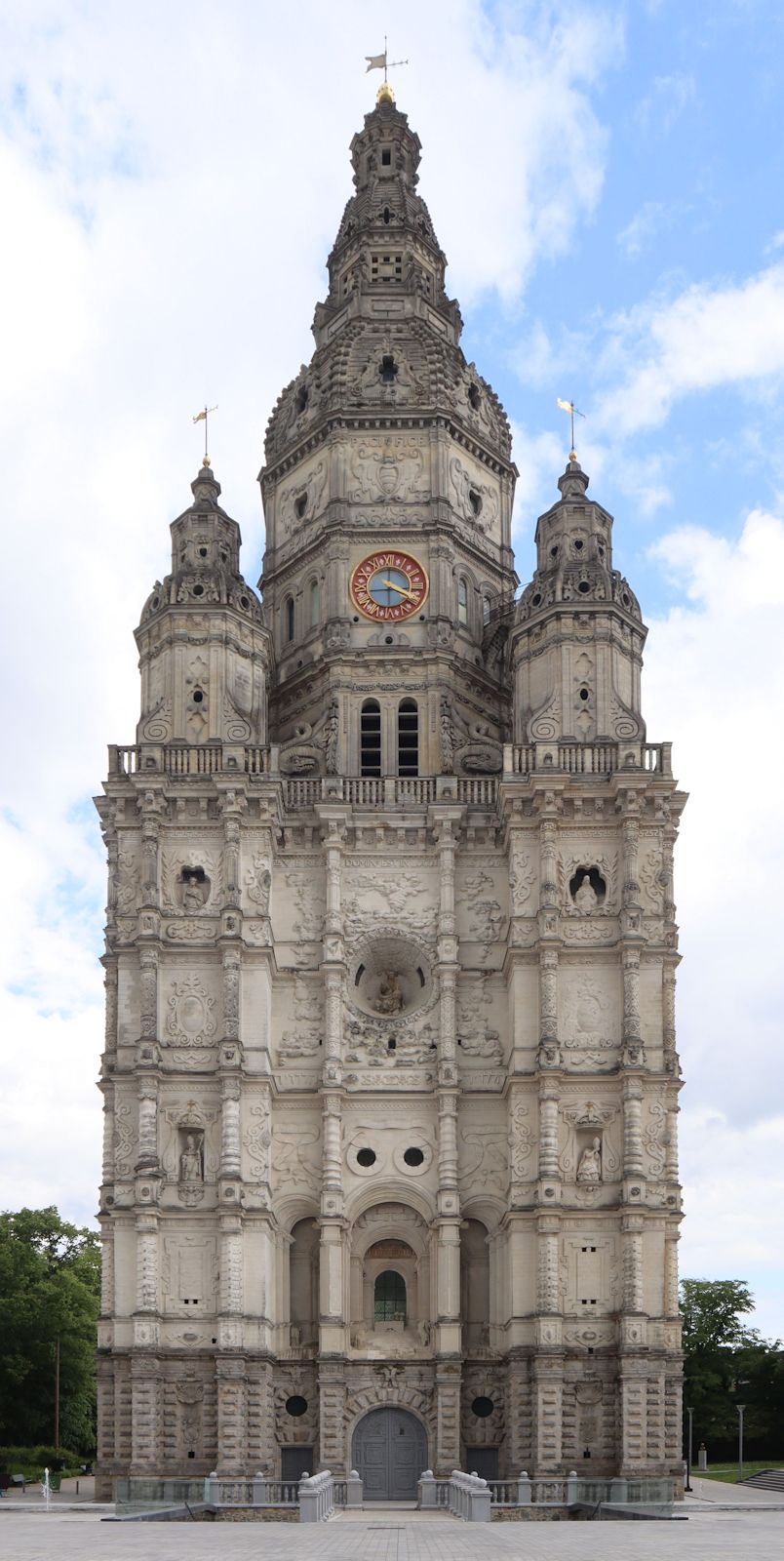 e am erhaltener Turm der Kirche des ehemaligen Klosters in Saint-Amand-les-Eaux