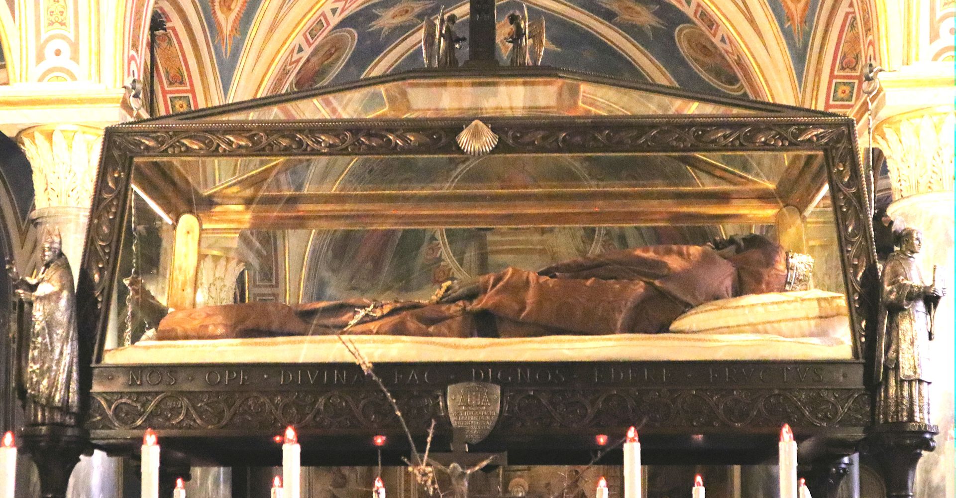 Liegefigur im Sarg von 1961, in der Kathedrale San Benedetto in Gualdo Tadino