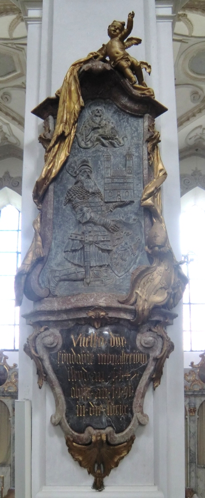 Johann Baptist Straub: Epitaph für Klostergründer Welf VI., Metallplatte, 1750, in der Klosterkirche, der heutigen Pfarrkirche in Steingaden