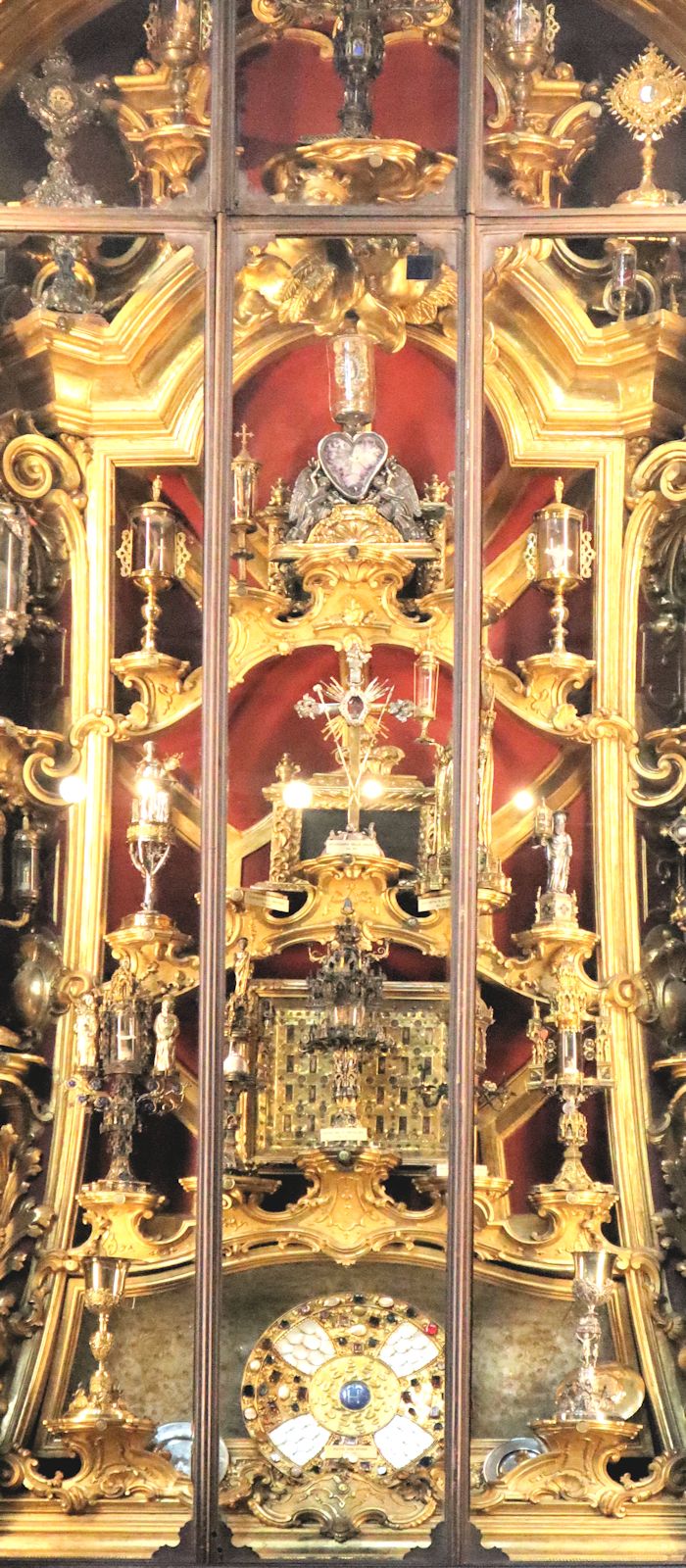 Reliquiensammlung (rechter Teil), darunter ein Splitter des Kreuzes Jesu (Bildmitte), ein Finger von Antonius (links daneben) und Haare von Antonius (ganz links daneben), in der Reliquienkapelle in der Basilika Sant'Antonio di Padova in Padua