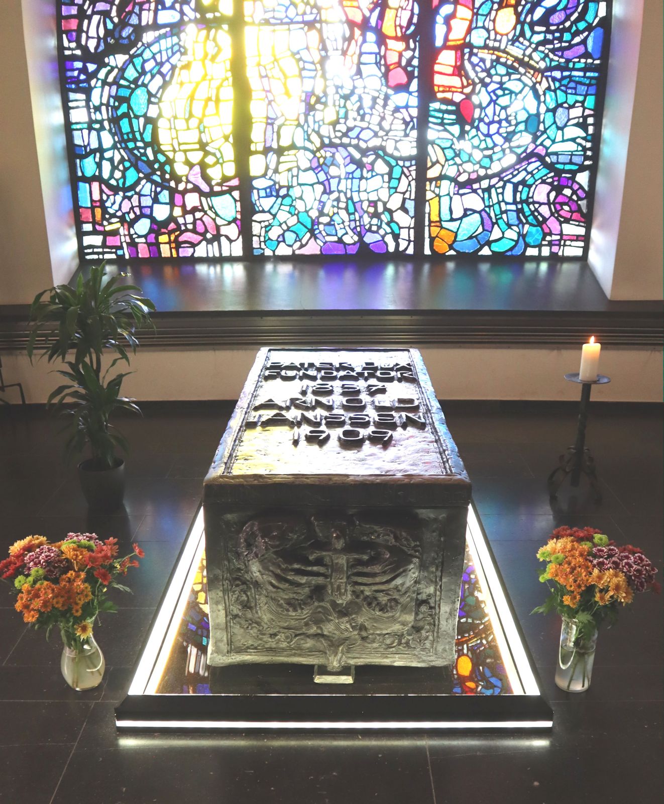 Willi Horsten: Arnold Janssens Hochgrab, 1975, in der Unterkirche am Missionshaus in Steyl