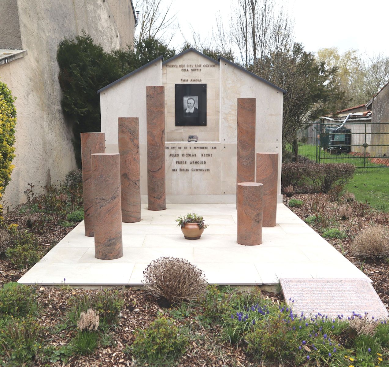 Gedenkstätte an der Stelle des Geburtshauses von Arnold Rèche in Landroff