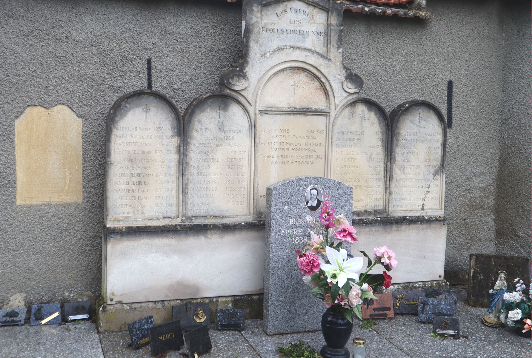 Arnold Rèches Grab (Mitte) auf dem Nordfriedhof in Reims