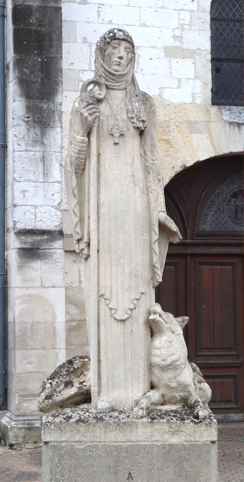 Statue, 1944, vor der Kapelle des einstigen Klosters in Pavilly