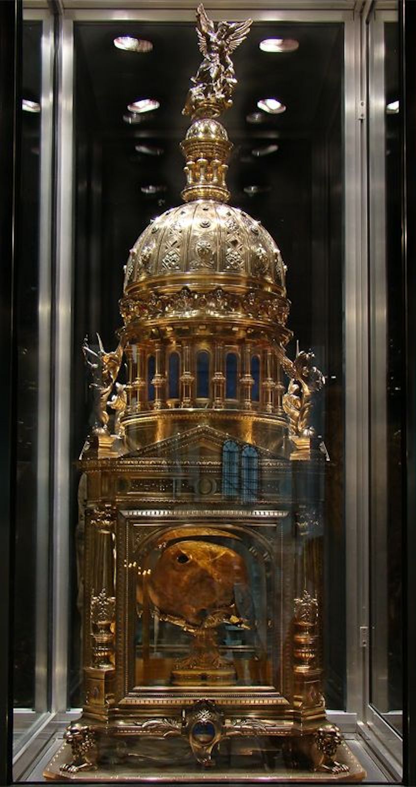 Reliquiar mit Autberts durchbohrtem Schädel, um 1885, in der Kirche Saint-Gervais-et-Saint-Protais in Avranches