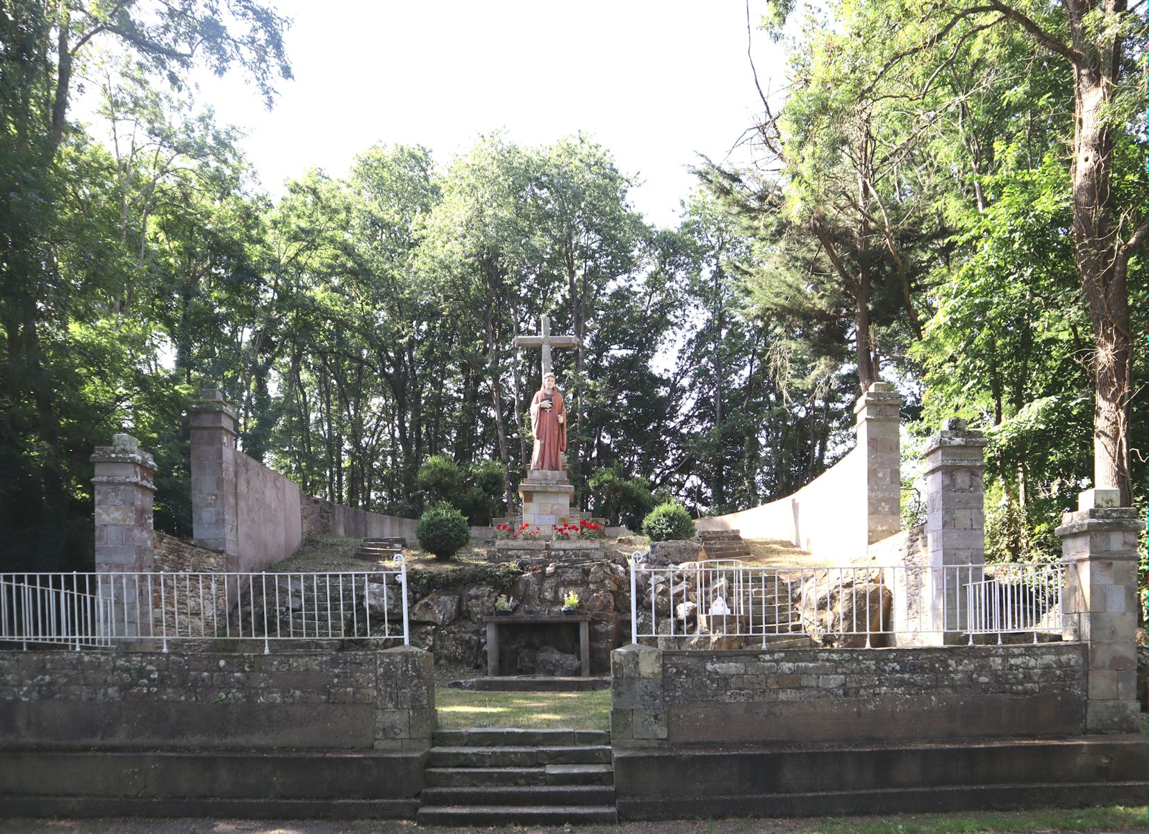 Reste des Oratoriums von Benedikt im Ortsteil Paimbu von Massérac mit Statue von 1859
