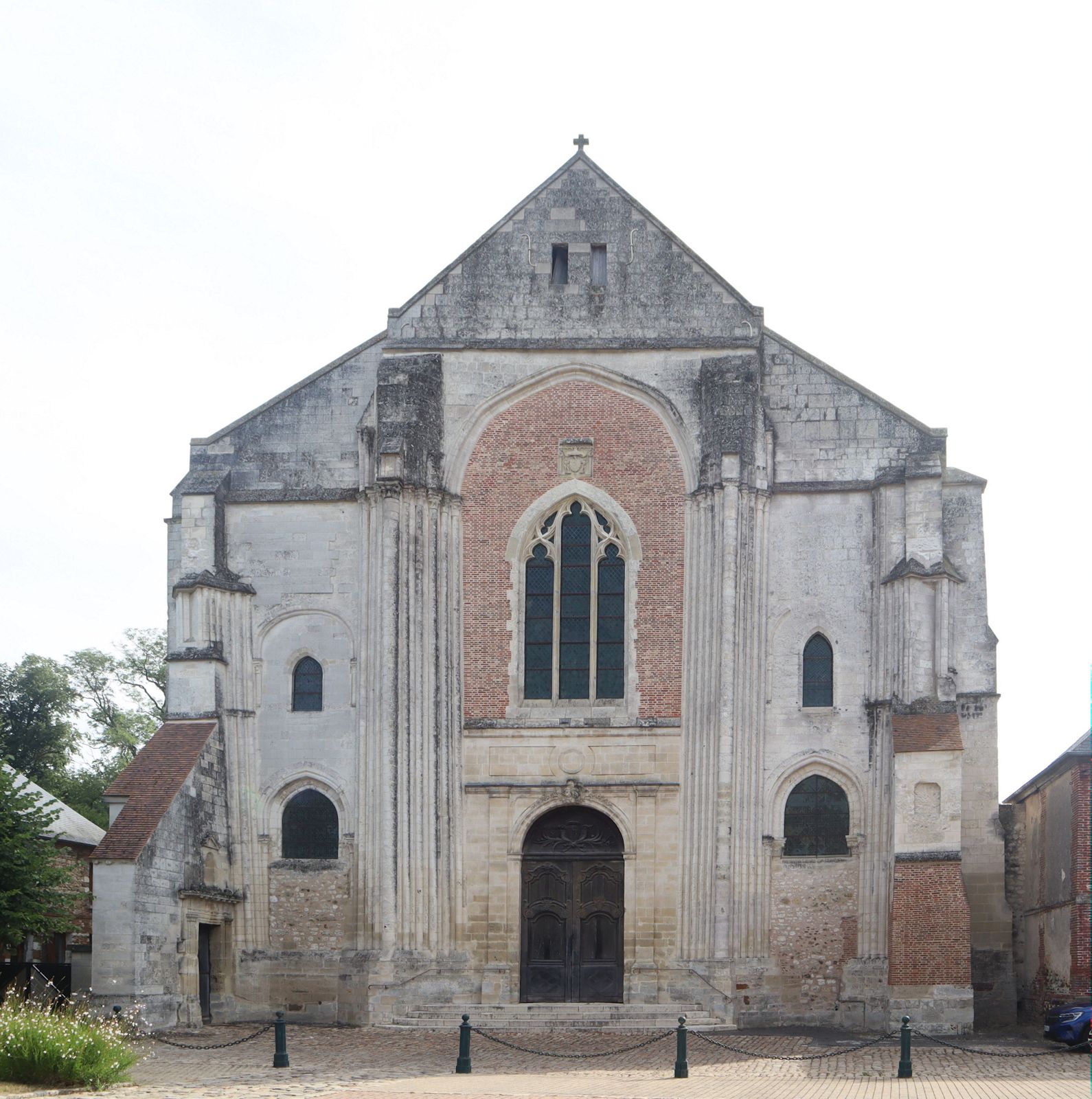 Fassade der  Kirche des ehemaligen Kloster Saint-Germer in Saint-Germer-de-Fly