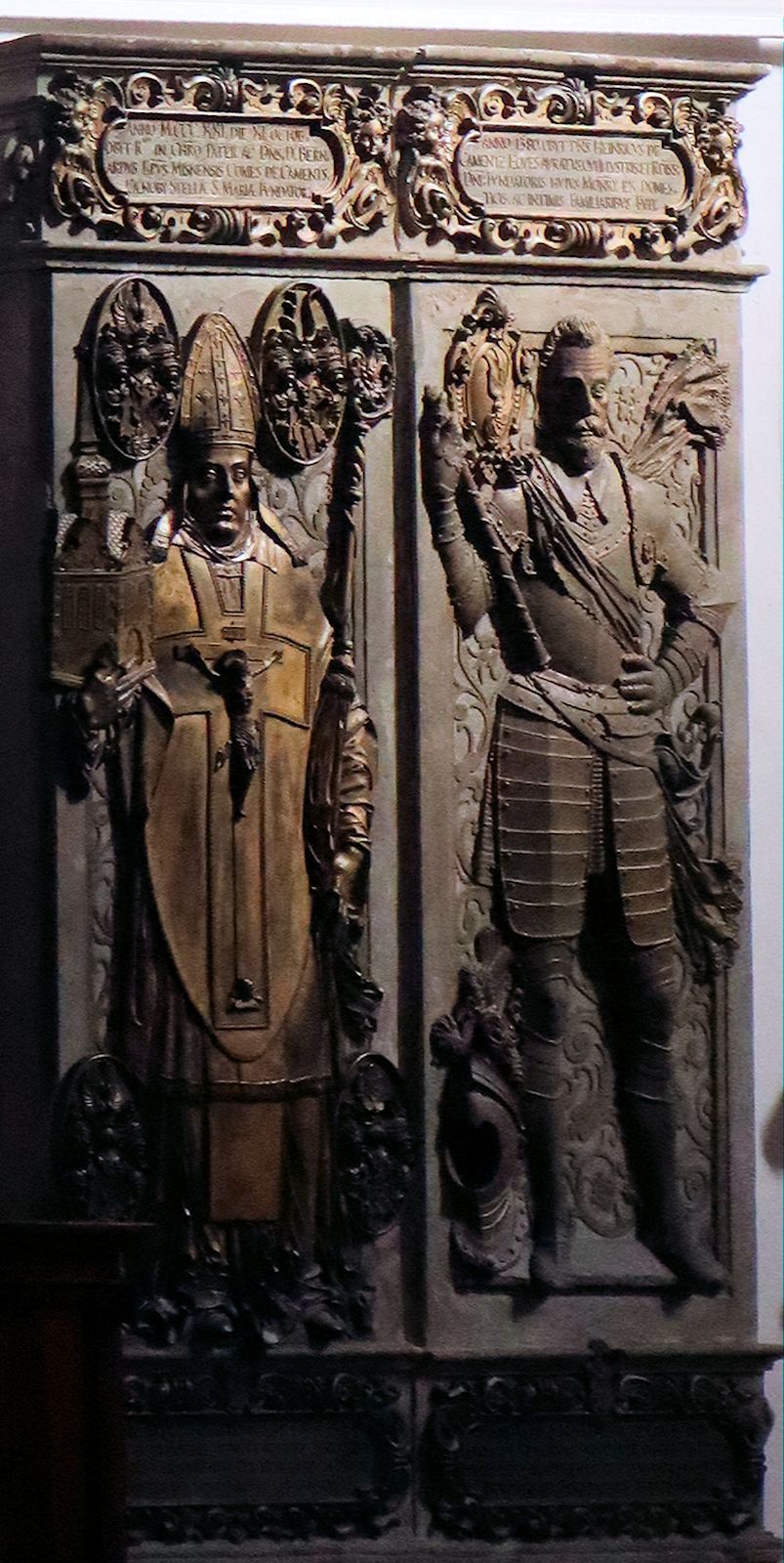 Grabplatten von Bernhard von Kamenz (links) und Heinrich von Kamenz, 1629, in der Kirche des Klosters St. Mariastern in Panschwitz-Kuckau