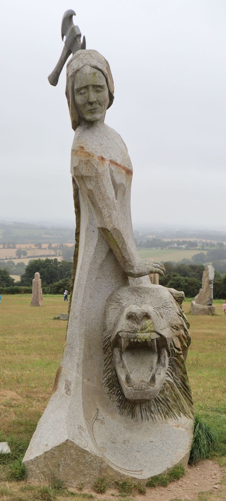 Patrice Le Guen, Didier Hardellet: Statue, 2014, im &bdquo;Vallée des Saints&rdquo; nahe Carnoët bei Saint-Brieuc