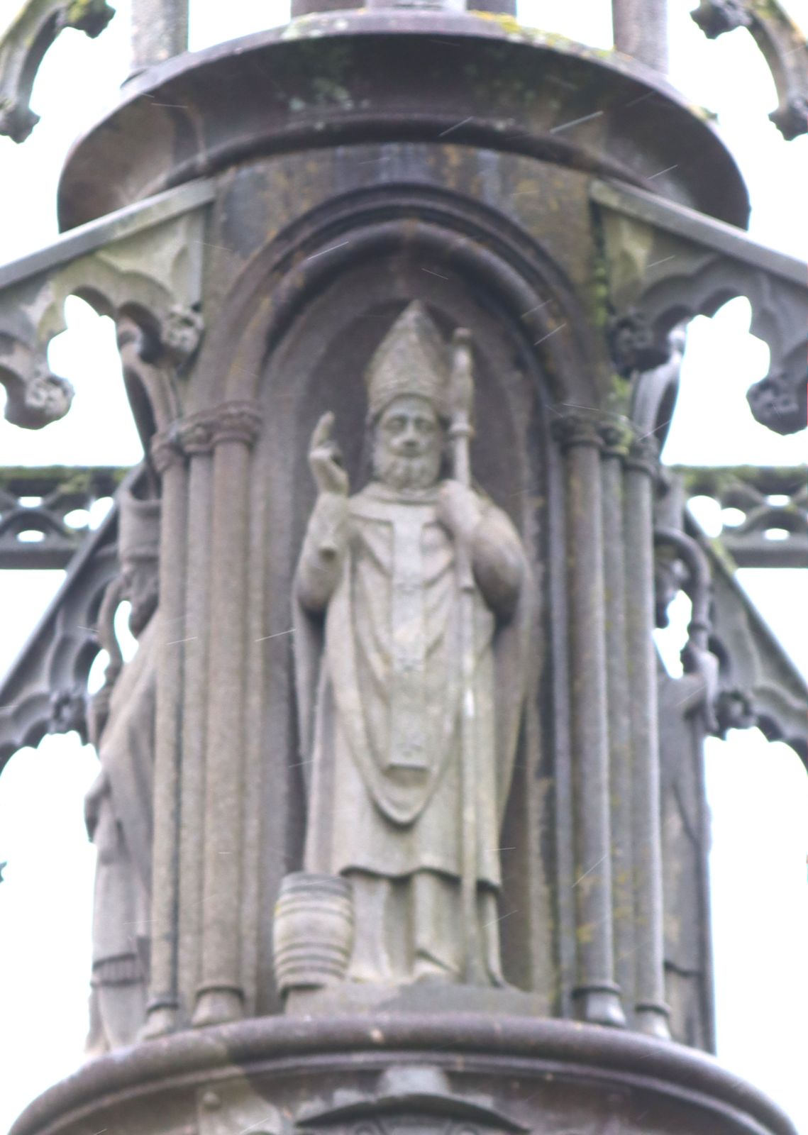 Yann Larc'hantec: Statue, 1874, am „Kalvarienberg” an der Kirche in Plourin