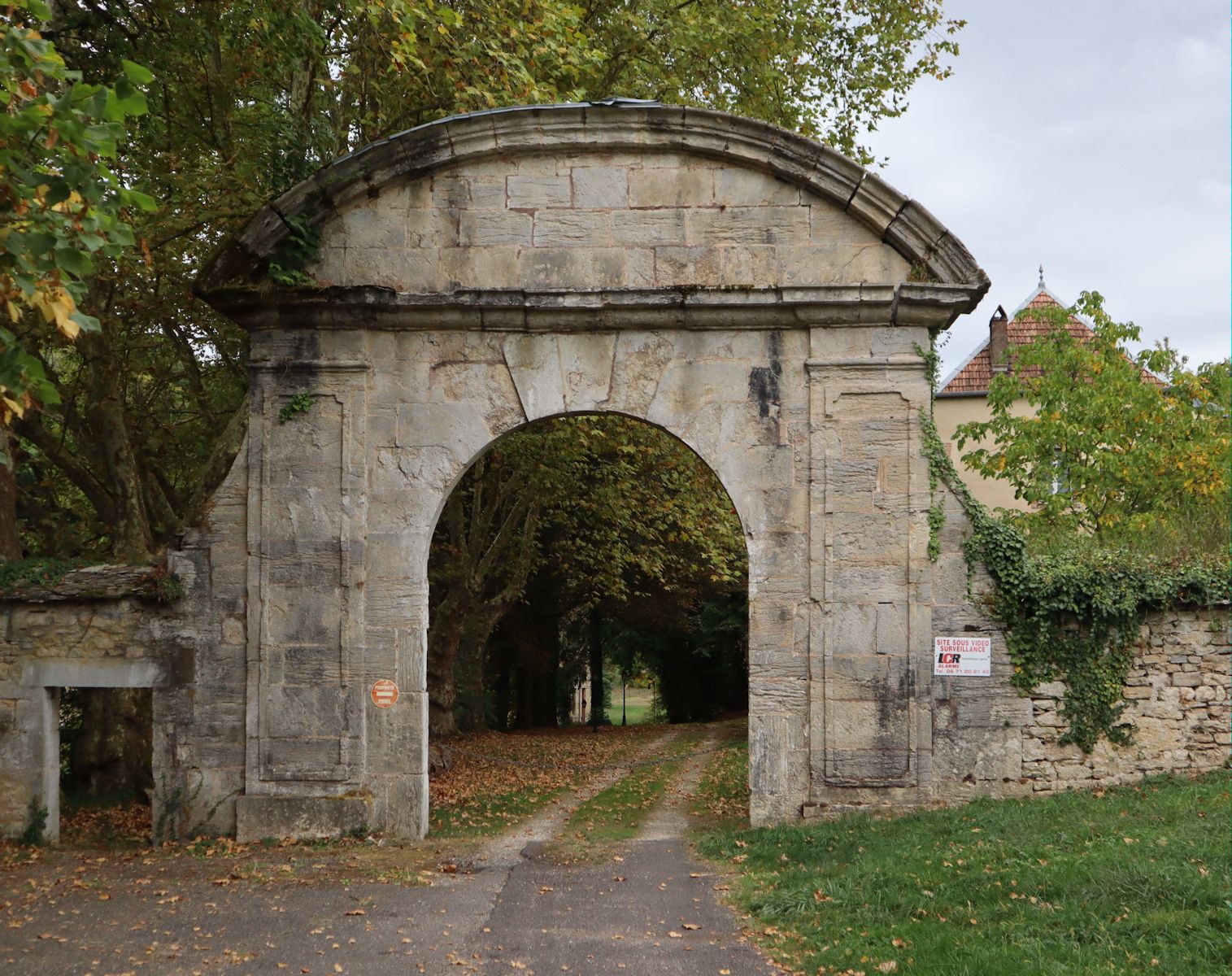 Tor zum früheren Kloster Notre-Dame de Bellevaux