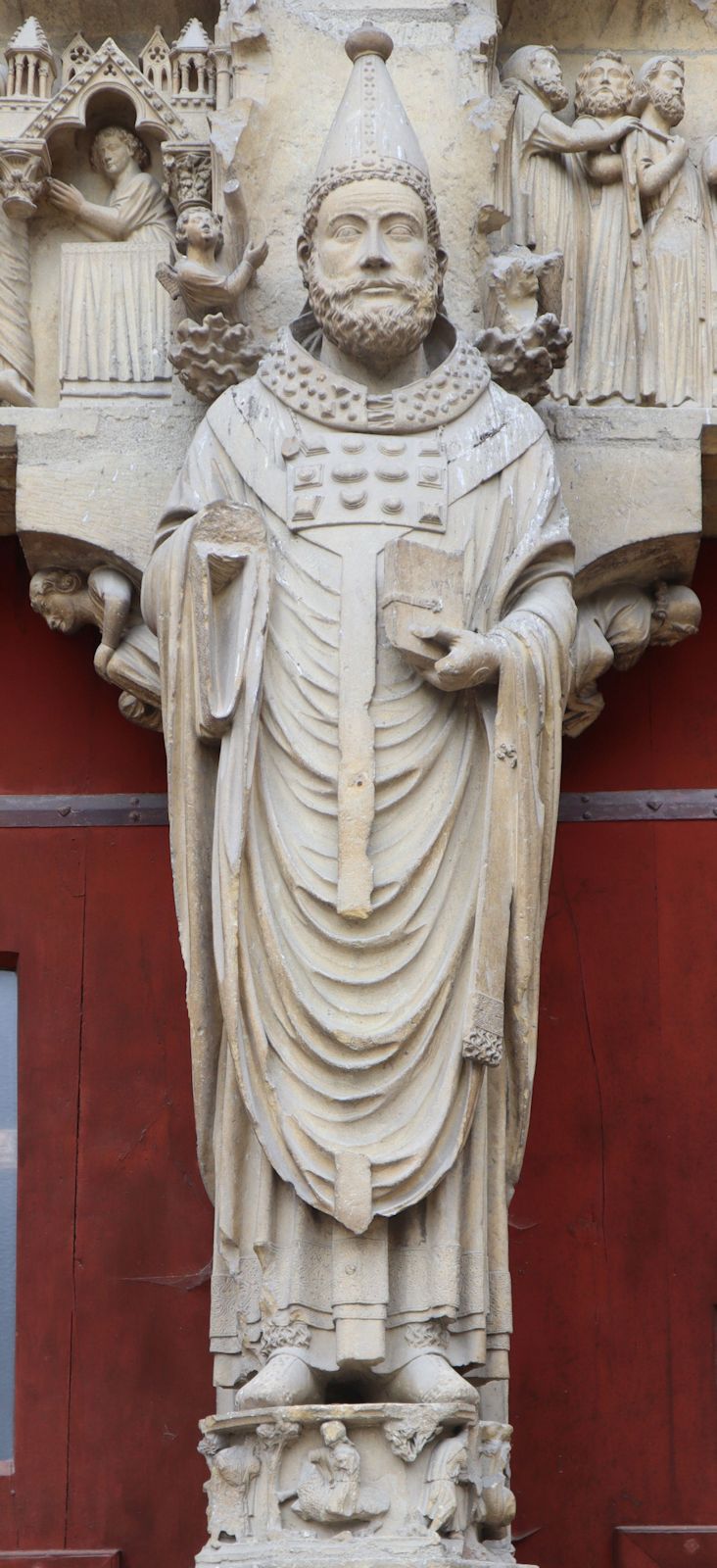 Statue, um 1228, am rechten Nordprtal der Kathedrale in Reims