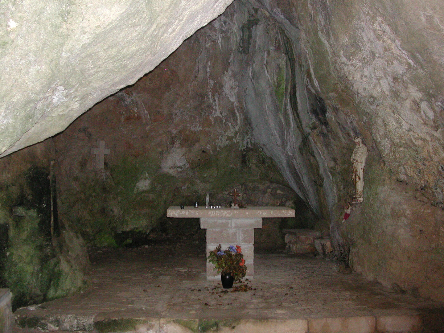 Altar in Chaousous Höhle nahe Balsièges