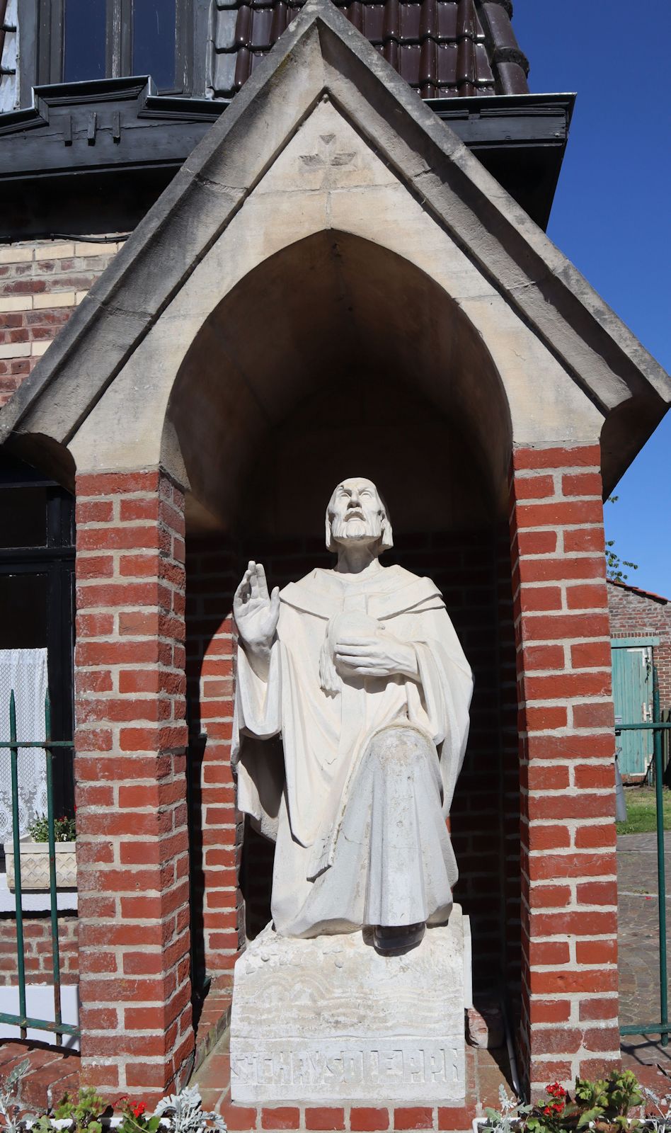 Adolphe Masselot: Statue, 1935, am Brunnen in Verlinghem