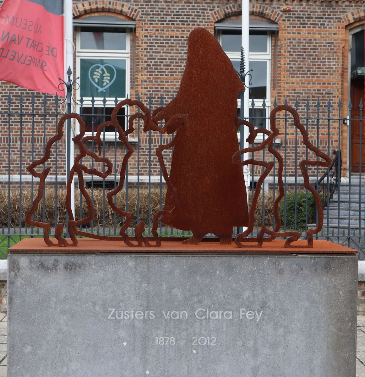 Denkmal vor dem ehemaligen Kloster in Simpelveld
