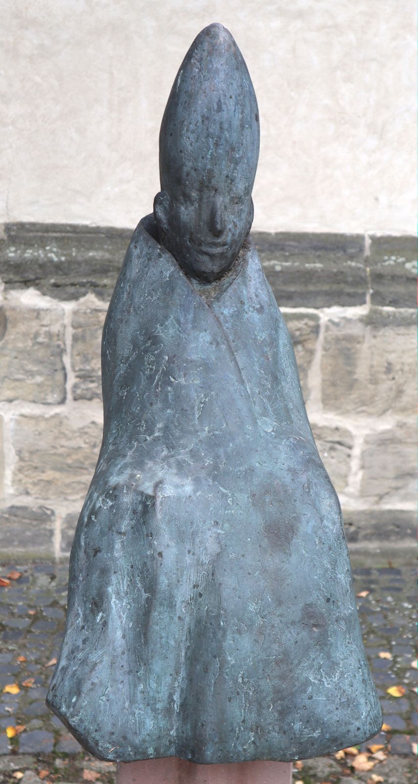 Sabine Hoppe: Statue, 2005, vor der evangelischen Kirche Beatae Mariae Virginis in Hornburg