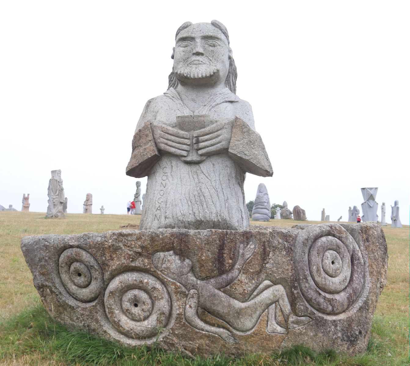 Olivier Lévêque: Statue, 2012, im &bdquo;Vallée des Saints&rdquo; nahe Carnoët bei Saint-Brieuc