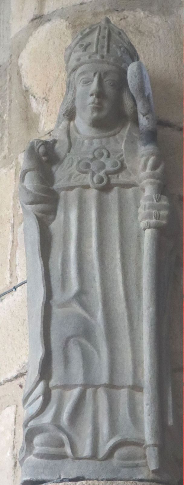 Statue in der Kirche in Dirinon