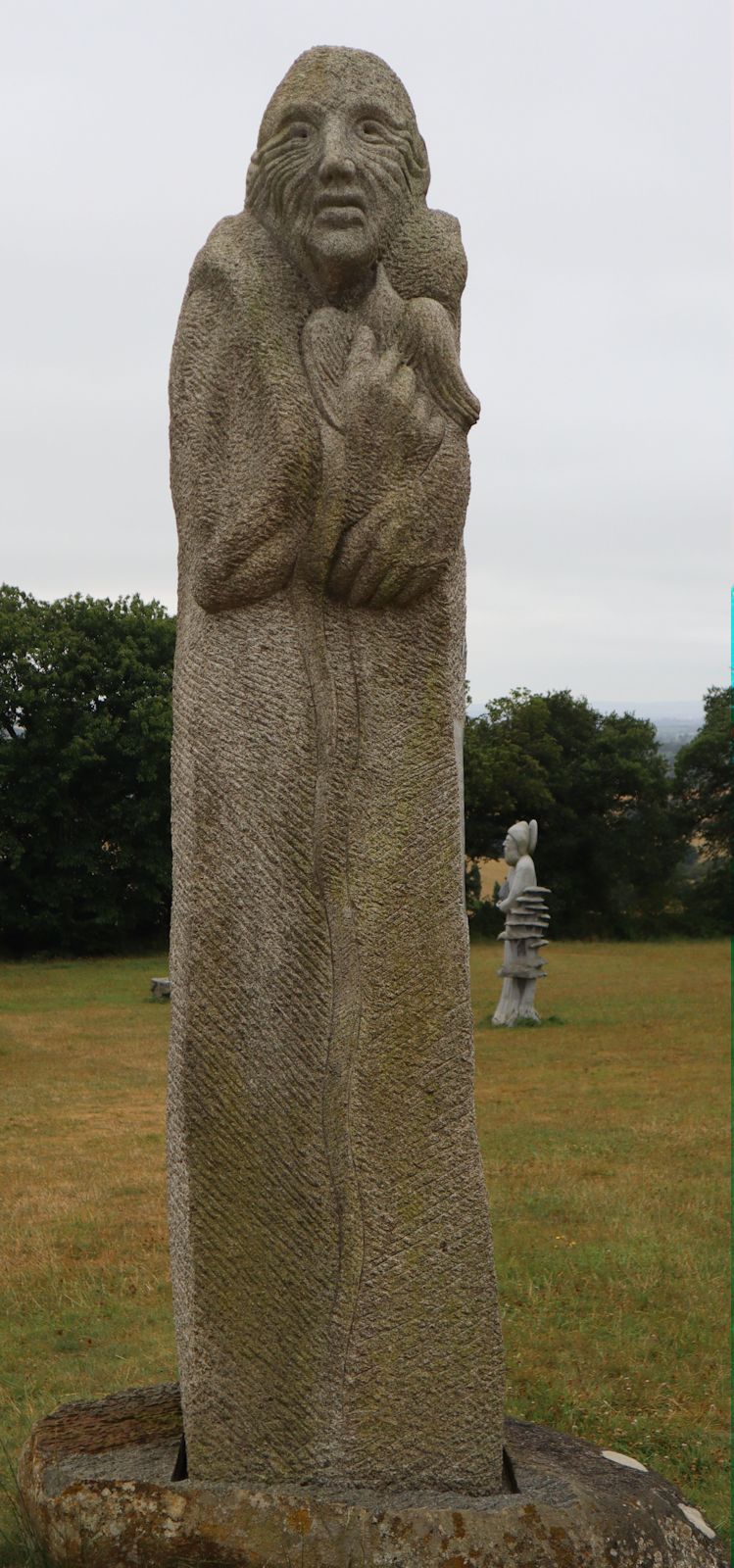 Paul B. Kincaid: Statue, 2019, im &bdquo;Vallée des Saints&rdquo; nahe Carnoët bei Saint-Brieuc