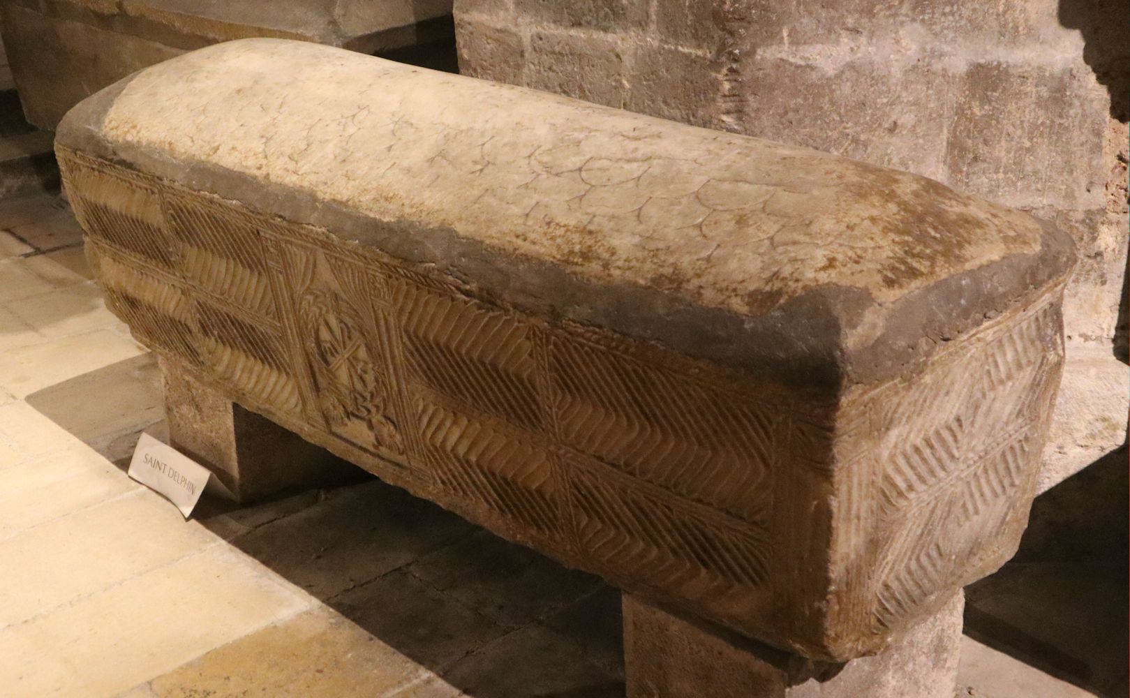Delphinus' Sarkophag in der Krypta der Kirche Saint-Seurin in Bordeaux