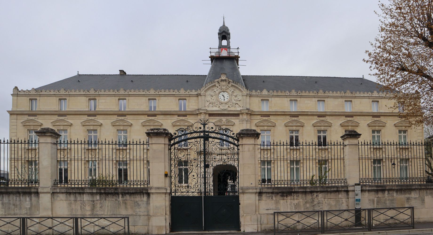 Gebäude von 1886 an der Stelle der früheren Universität, heute eine Schule