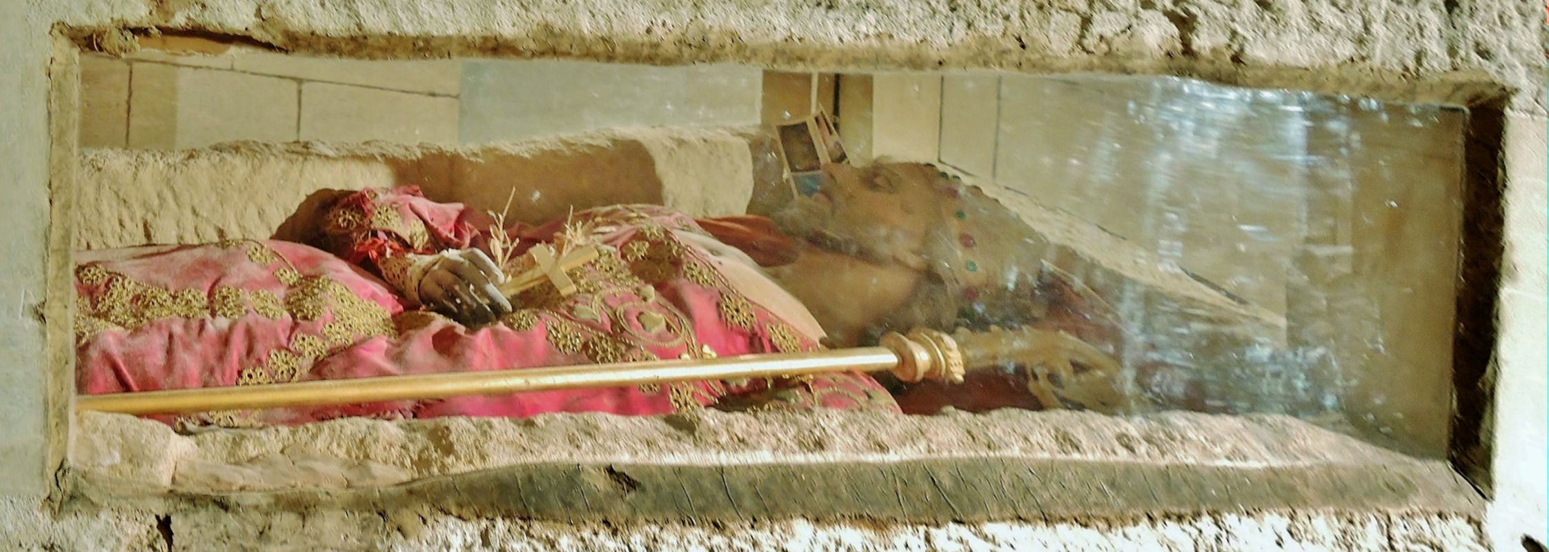 Liegefigur in der Krypta der Kirche in Saint-Dizier-l'Évêque