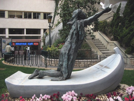 Devota-Statue vor der ihr geweihten Kathedrale in Monaco