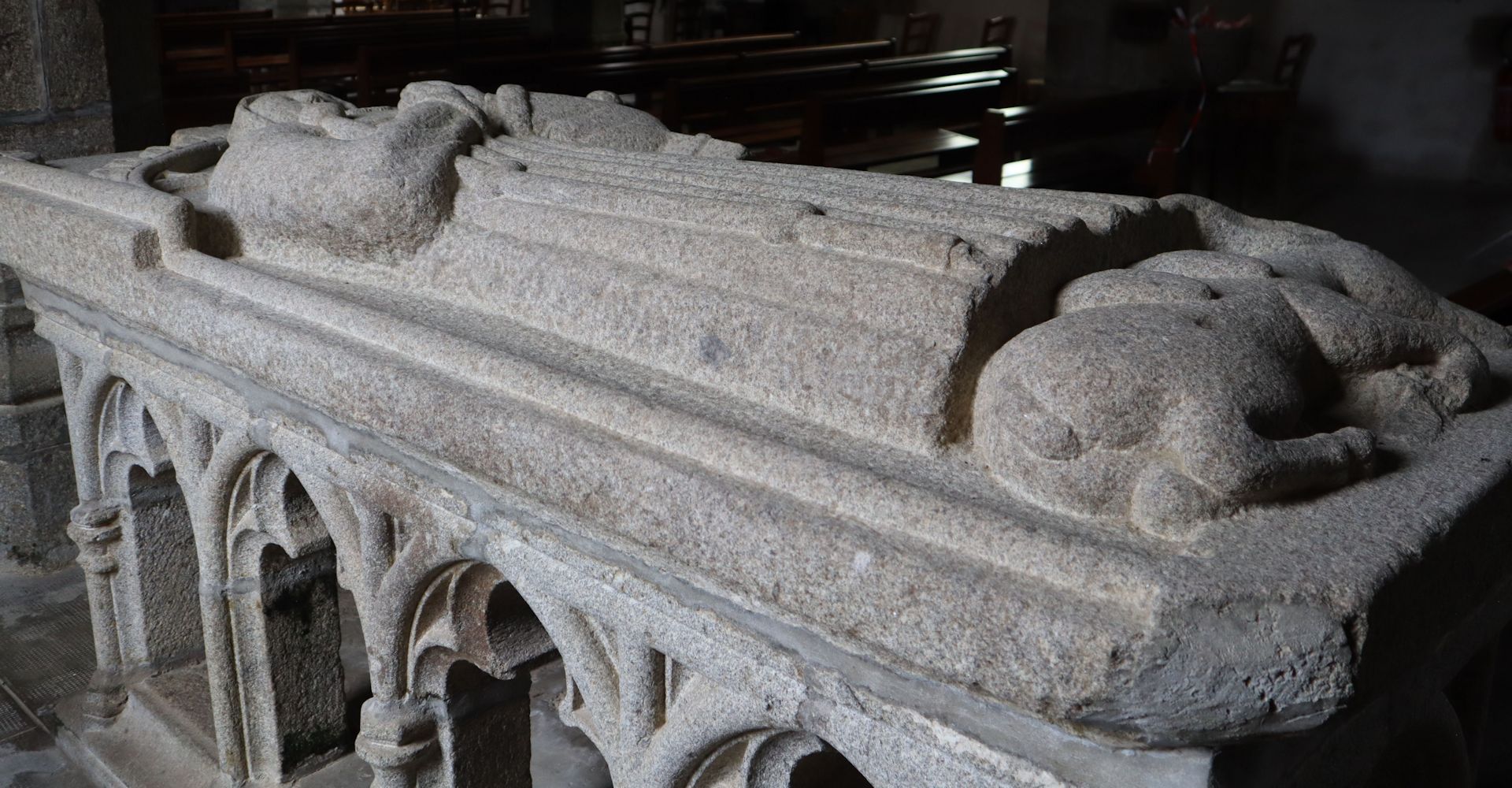 Ederns Grabmal aus dem 14. Jahrhundert in der Kirche in Lannédern