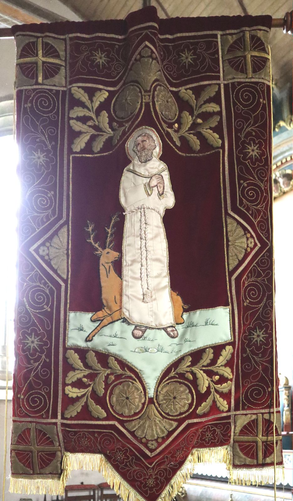 Wallfahrtsbanner in der Kirche in Lannédern