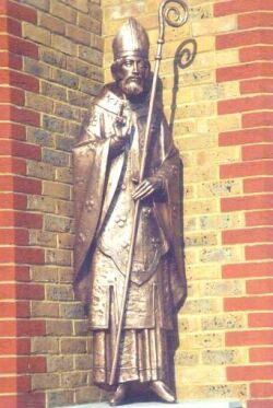 Statue an der St.-Edmund's-Kirche auf der Isle of Dogs in London