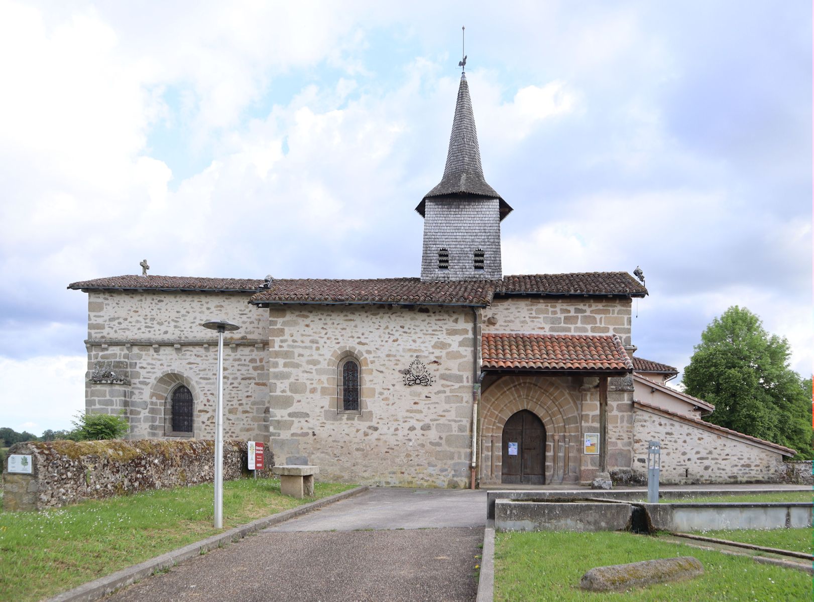 Kirche in Chaptelat, errichtet im 12. Jahrhundert an der Stelle von Eligius' Geburtshaus. Dort hatte zunächst sein Bruder ein Kloster eröffnet.