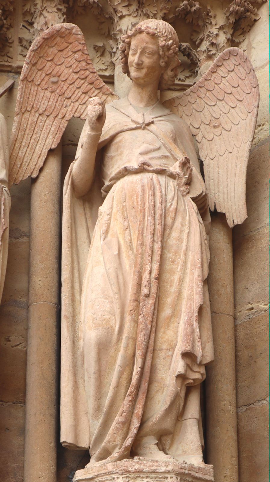Statue: der lächelnde Engel, um 1250, am linken Westportal der Kathedrale in Reims