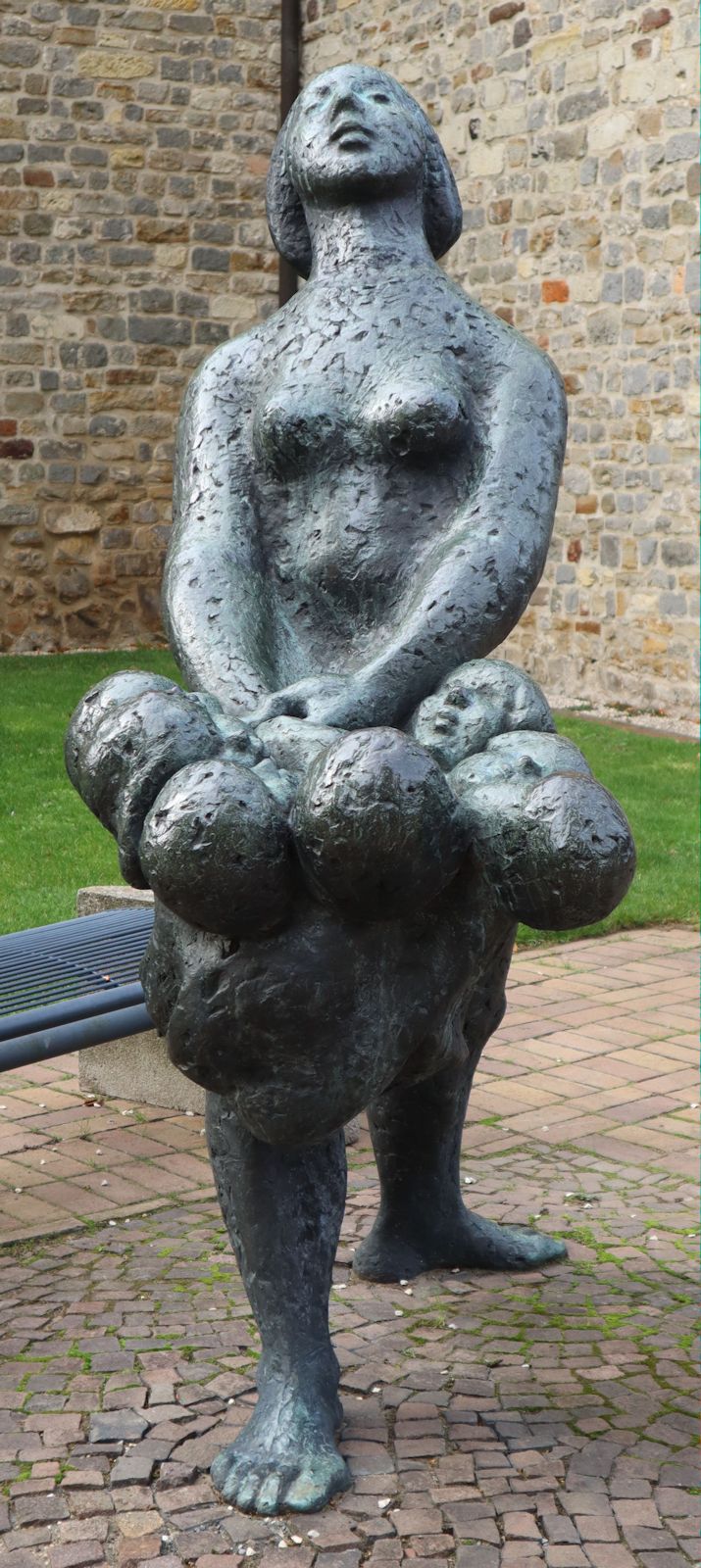 Gertrud Wedemeyer: Skulptur, 1977/1978, vor der Stiftskirche St. Felicitas in Verden