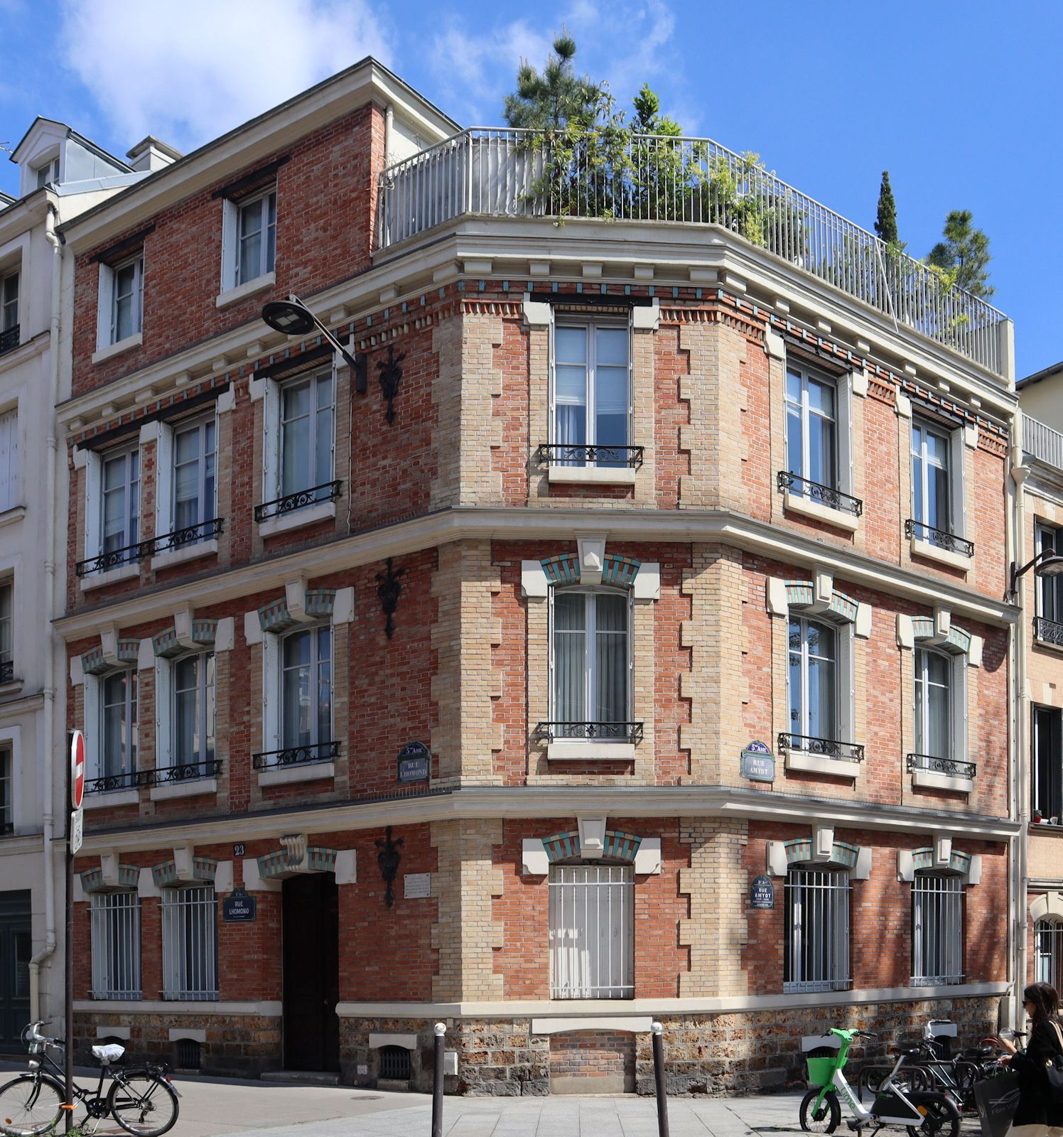 damaliges Haus der deutschen Gemeinde in Paris; an ihm erinnert eine Gedenktafel an Franz Stock