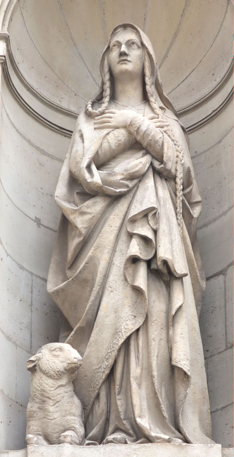 Statue an der Kirche Saint-Étienne-du-Mont in Paris