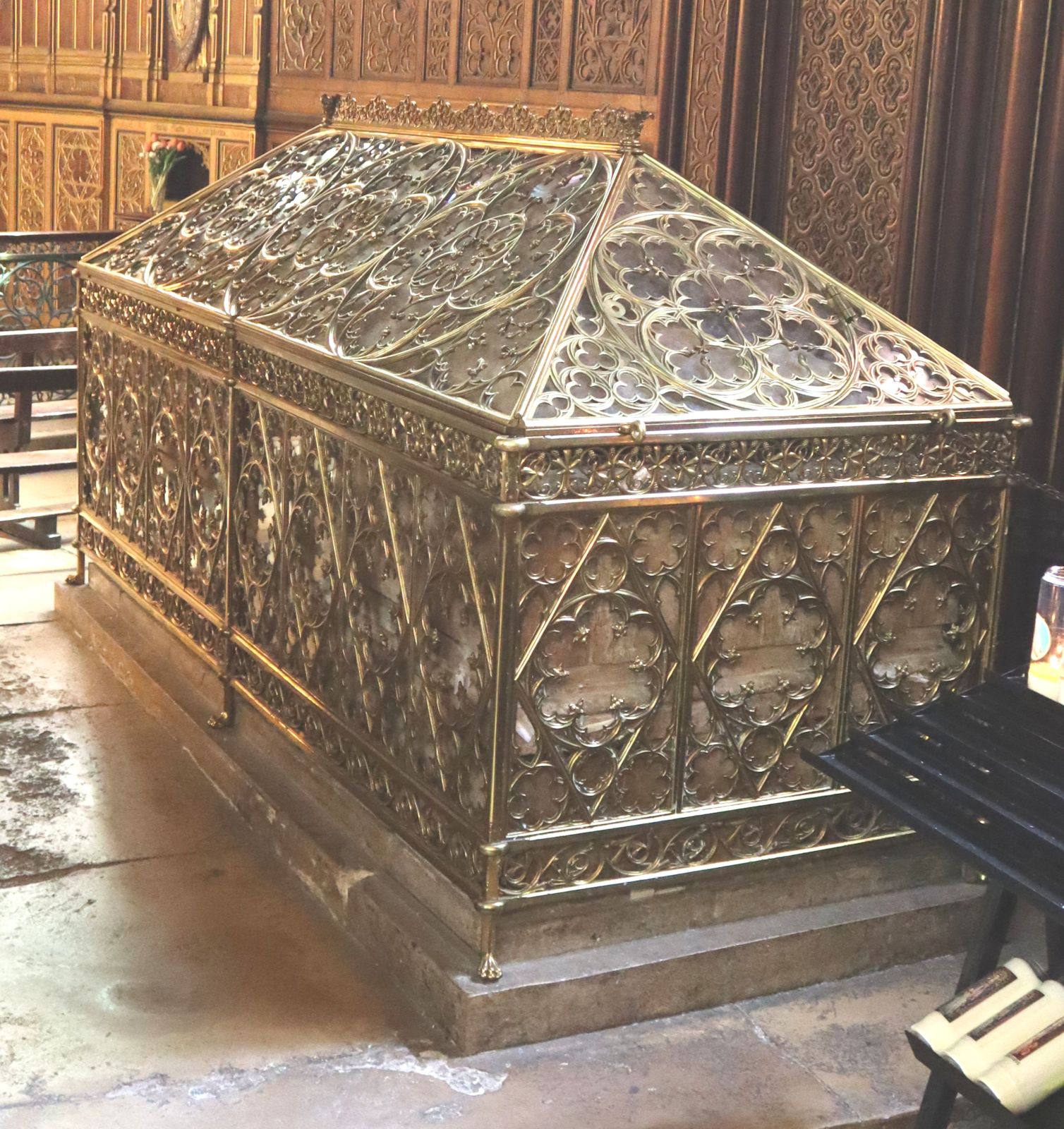 Sarkophag in der Kirche Saint-Étienne-du-Mont in Paris