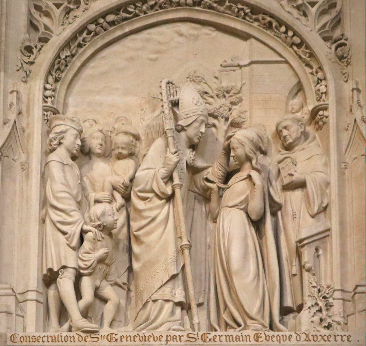 Victor Geoffroy-Dechaume: Genovevas Einsegung zur Jungfrau durch Bischof Germanus von Auxerre, Relief, 1860, in der Kirche Saint-Bernard-de-la-Chapelle in Paris