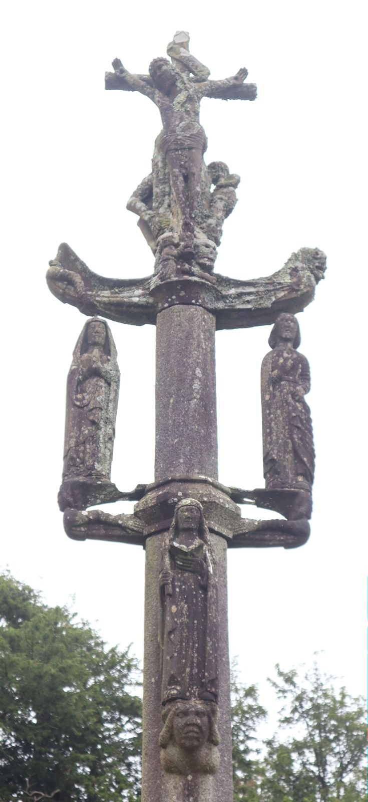 Statue am „Kalvarienberg” bei der Kirche in Loqueffret