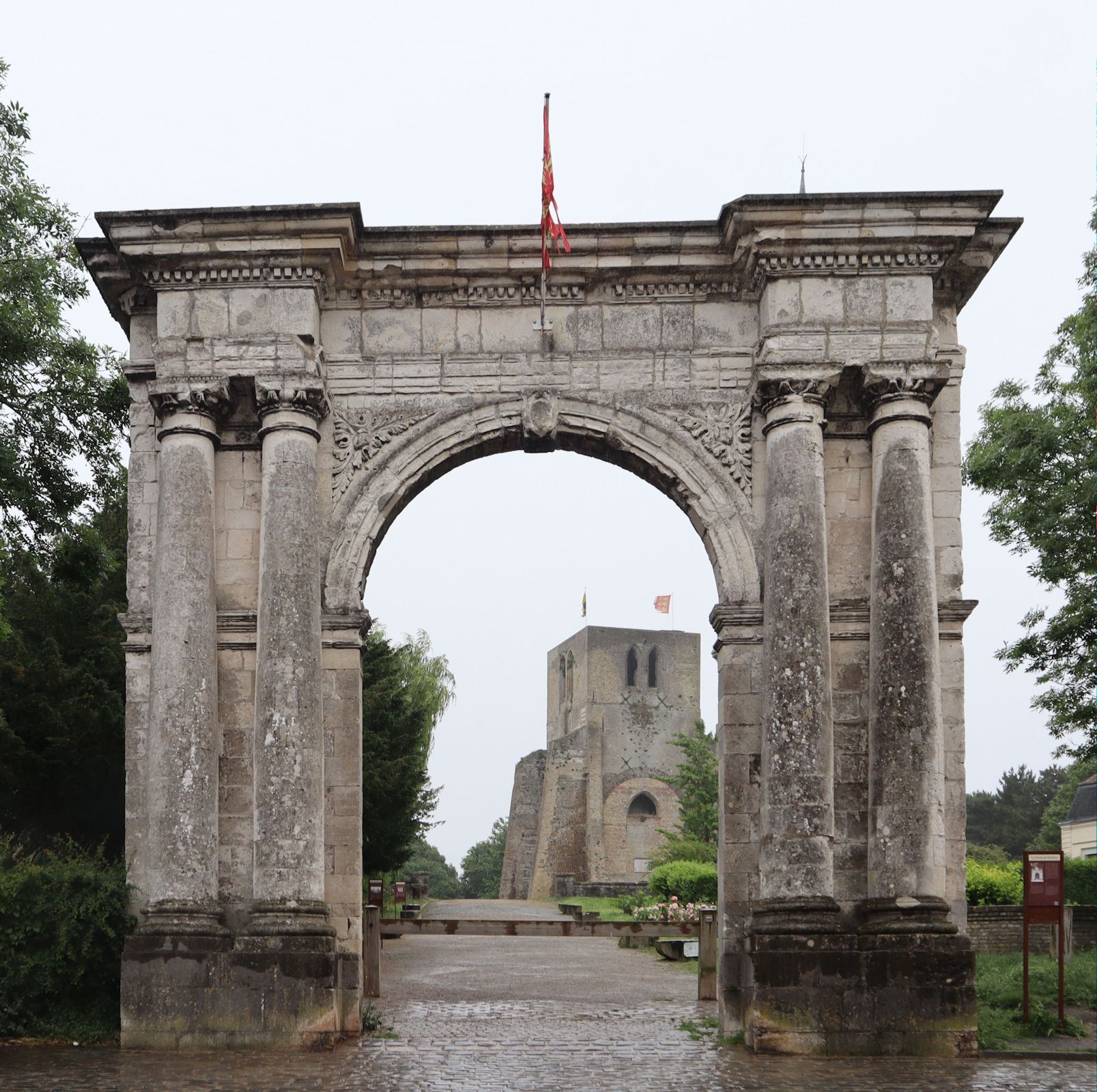 Tor und Kirchturm des einstigen Klosters in Bergues
