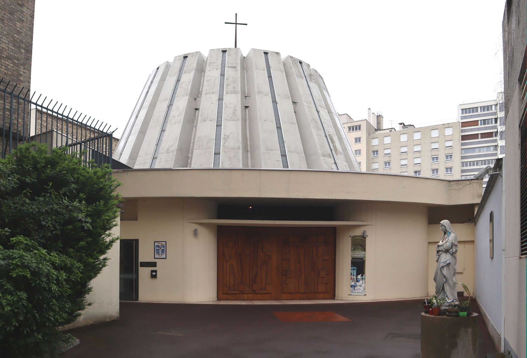 in einem Hinterhof gelegen: die  Kirche Notre-Dame-de-la-Salette in Paris