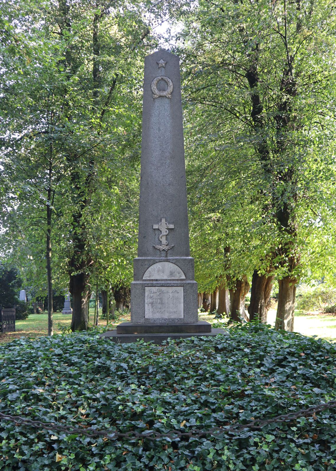 Granit-Obelisk auf dem nach Zütphen benannten Friedhof in Heide, 1825 „dem Glaubenshelden” an der Stelle errichtet, an der er seinen Märtyrertod erlitten habe