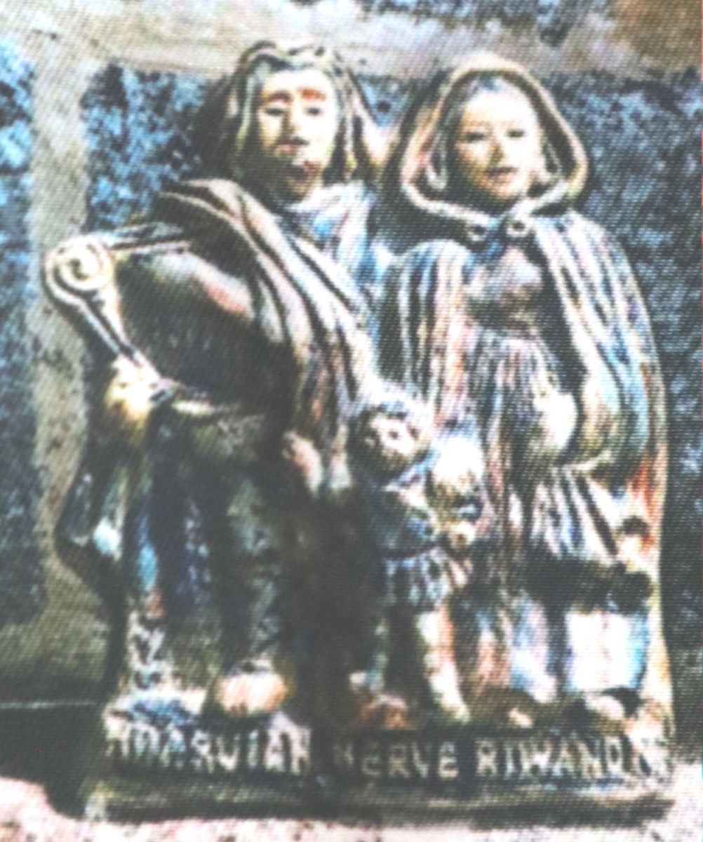 Relief: Herbeus mit seinen Eltern, Foto an der Kapelle in Landouzen, einem Ortsteil von Le Drennec bei Quimper